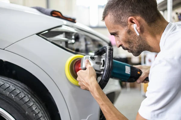 Auto Detaillering Handen Met Baanpolijstmachine Auto Reparatiewerkplaats Selectieve Focus — Stockfoto