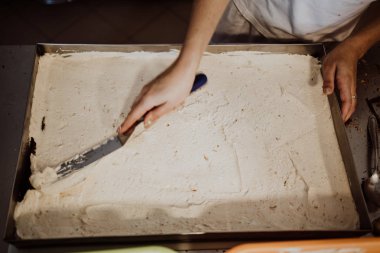 Profesyonel tatlıcı çalışma yapma ve dekorasyon lezzetli tatlılar. Çekim yakın.