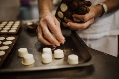 Profesyonel tatlıcı çalışma yapma ve dekorasyon lezzetli tatlılar. Çekim yakın.