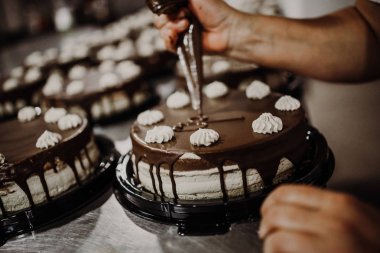 Profesyonel tatlıcı çalışma yapma ve dekorasyon lezzetli tatlılar. Çekim yakın.