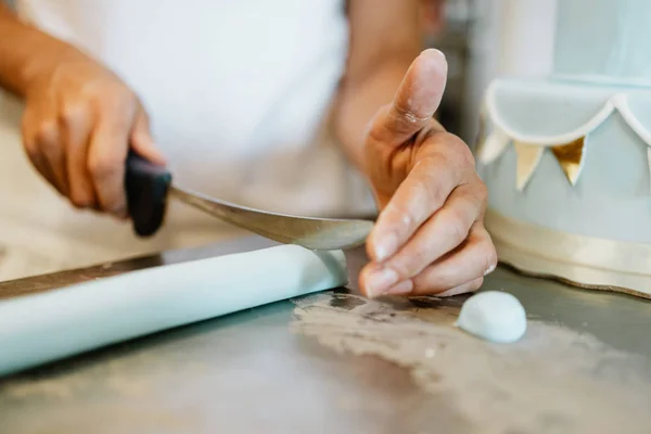 Professionele Zoetigheden Werken Maken Versieren Van Heerlijke Snoepjes Close Opname — Stockfoto