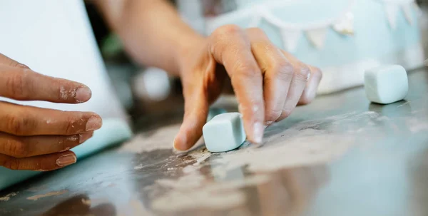 Professionele Zoetigheden Werken Maken Versieren Van Heerlijke Snoepjes Close Opname — Stockfoto