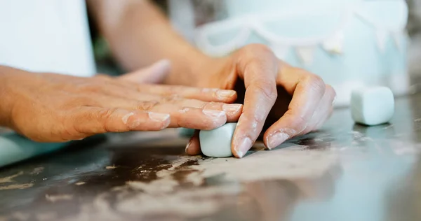 Professionele Zoetigheden Werken Maken Versieren Van Heerlijke Snoepjes Close Opname — Stockfoto