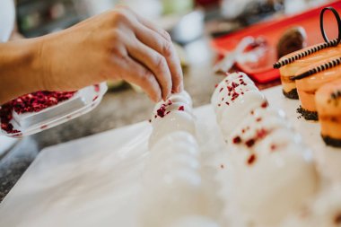 Profesyonel tatlıcı çalışma yapma ve dekorasyon lezzetli tatlılar. Çekim yakın.