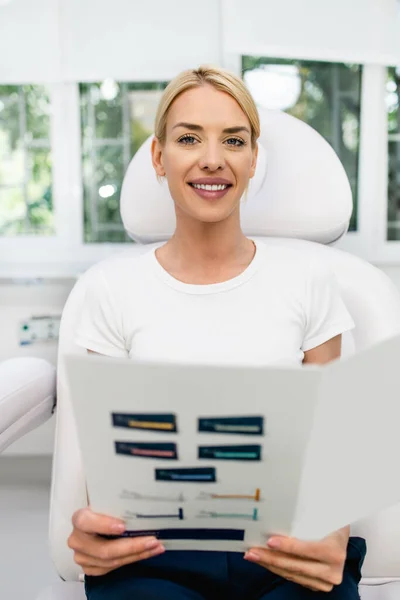 Bella Felice Donna Bionda Alla Clinica Medica Bellezza Lei Seduta — Foto Stock