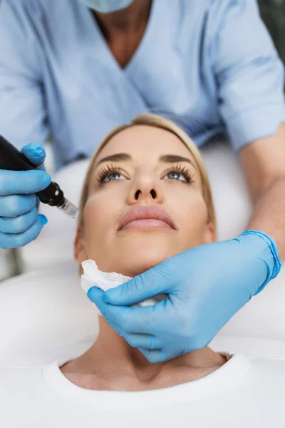 Microneeedle Mesotherapy Wanita Pirang Cantik Menerima Perawatan Peremajaan Microneedling — Stok Foto