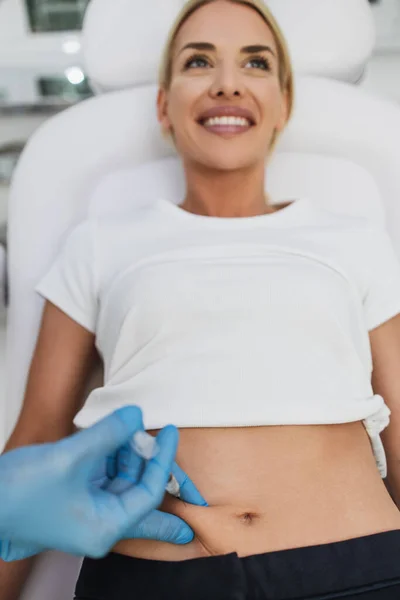 Mulher Loira Atraente Está Recebendo Injeções Faciais Rejuvenescedoras Clínica Beleza — Fotografia de Stock