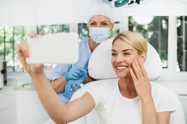 Mulher Loira Bonita Feliz Clínica Médica Beleza Ela Está Sentada — Fotografia de Stock