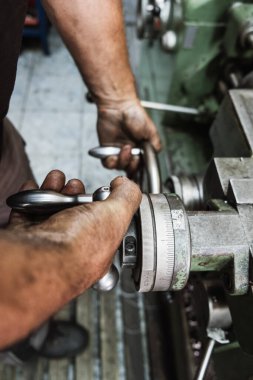 El işçilerinin ellerini yakın plan çek. Hidrolik hortum endüstriyel üretim fabrikası.