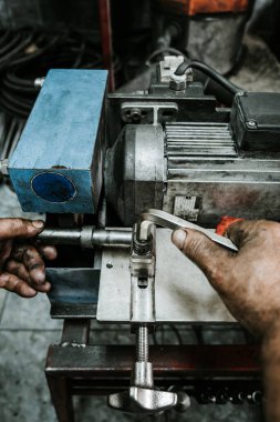 El işçilerinin ellerini yakın plan çek. Hidrolik hortum endüstriyel üretim fabrikası.