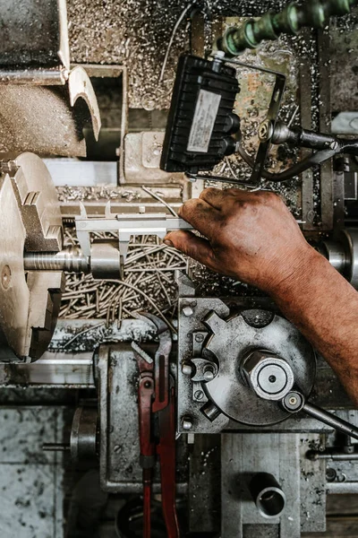 Colpo Ravvicinato Mani Operaio Manuale Fabbrica Produzione Industriale Tubi Idraulici — Foto Stock