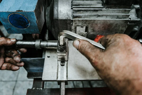 Gros Plan Des Mains Des Ouvriers Usine Production Industrielle Tuyaux — Photo