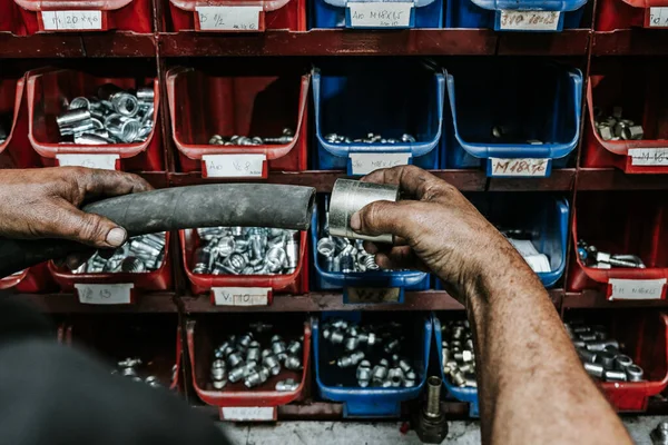 Primer Plano Las Manos Los Trabajadores Manuales Fábrica Para Producción — Foto de Stock