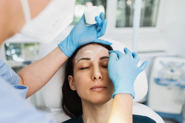 Bella Giovane Paziente Femminile Con Linee Correzione Punti Sul Viso — Foto Stock