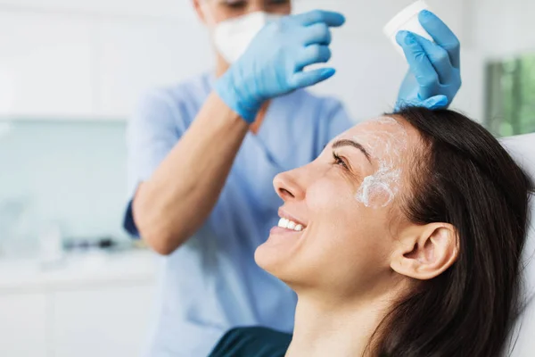 Bella Giovane Paziente Femminile Con Linee Correzione Punti Sul Viso — Foto Stock