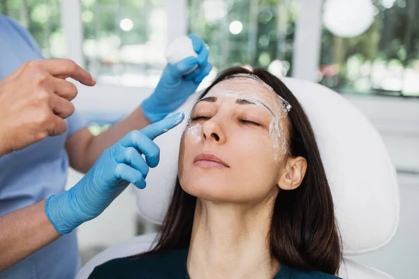 Vacker Ung Kvinnlig Patient Med Korrigeringslinjer Och Prickar Ansiktet Ett — Stockfoto