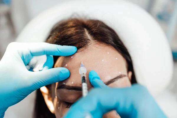 Mulher Loira Atraente Está Recebendo Injeções Faciais Rejuvenescedoras Clínica Beleza — Fotografia de Stock