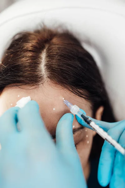 Mulher Loira Atraente Está Recebendo Injeções Faciais Rejuvenescedoras Clínica Beleza — Fotografia de Stock