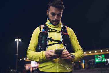 Gece sporu. Sokakta koşan yakışıklı bir adam..