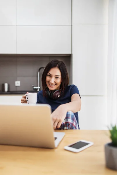 Attraktiv Och Glad Medelålders Kvinnlig Frilansare Arbetar Och Ler Mot — Stockfoto