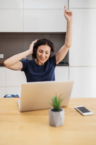 Atractiva Feliz Mujer Freelancer Mediana Edad Está Trabajando Casa Ella —  Fotos de Stock