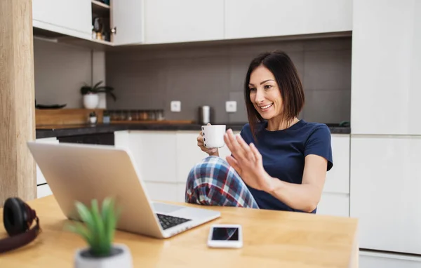 Atractiva Feliz Mujer Mediana Edad Freelancer Está Trabajando Sonriendo Casa —  Fotos de Stock