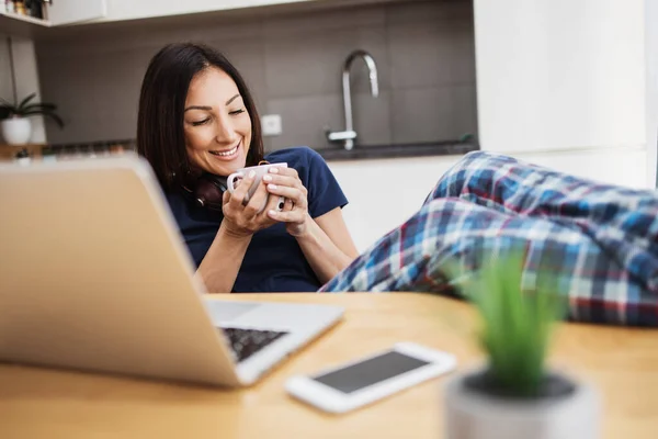 Attraente Felice Mezza Età Donna Freelance Sta Lavorando Sorridendo Casa — Foto Stock