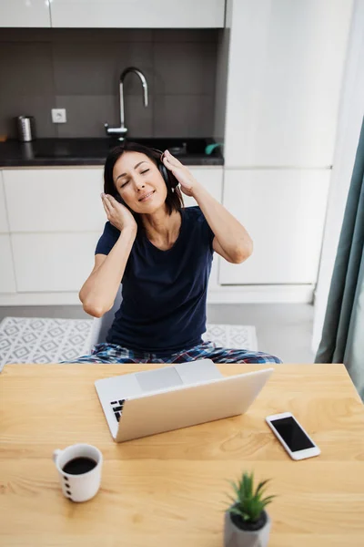 Attraente Felice Mezza Età Donna Freelance Sta Lavorando Casa Sua — Foto Stock