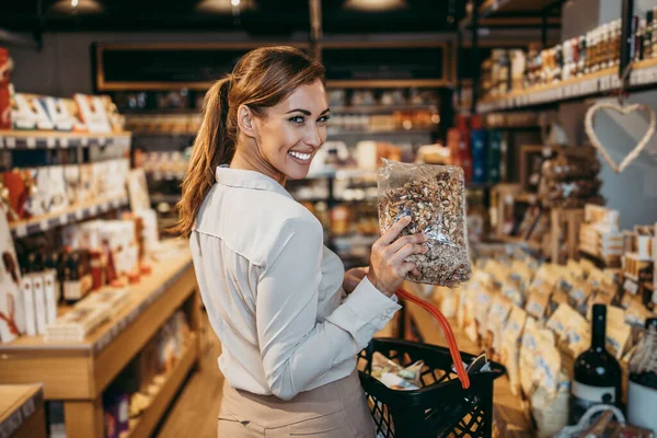 Gyönyörű Fiatal Elegáns Aki Egészséges Ételeket Italokat Vásárol Modern Szupermarketben — Stock Fotó