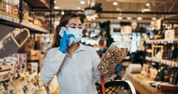 Bella Donna Giovane Elegante Con Maschera Protettiva Viso Guanti Che — Foto Stock