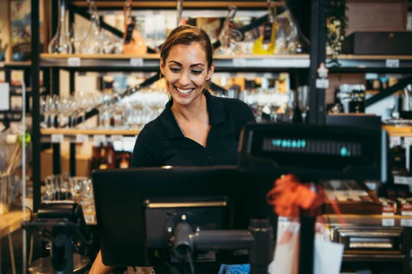 Schöne Und Positive Kassiererin Der Kasse Einem Modernen Supermarkt Oder — Stockfoto