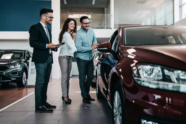 Middle Age Couple Choosing Buying Car Car Showroom Car Salesman — Stock Photo, Image