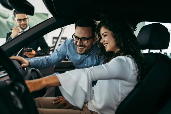 Pareja Mediana Edad Elegir Comprar Coche Sala Exposición Coches Vendedor — Foto de Stock