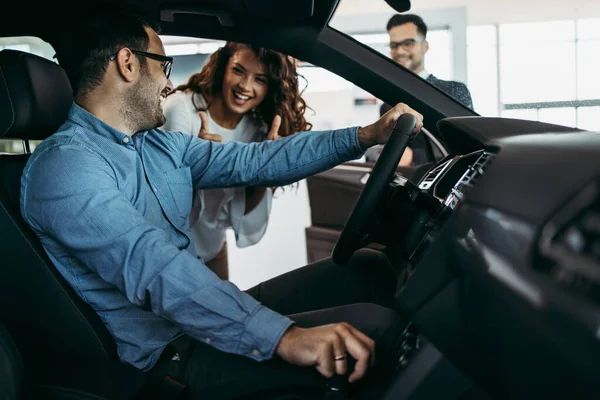 Pareja Mediana Edad Elegir Comprar Coche Sala Exposición Coches Vendedor — Foto de Stock