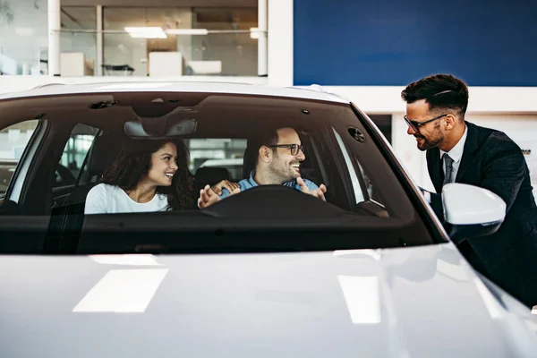 Pareja Mediana Edad Elegir Comprar Coche Sala Exposición Coches Vendedor — Foto de Stock