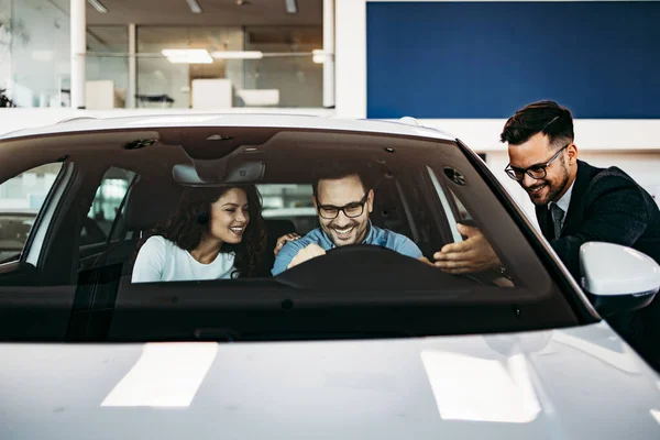 Pareja Mediana Edad Elegir Comprar Coche Sala Exposición Coches Vendedor — Foto de Stock