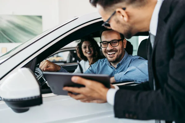 Casal Meia Idade Escolher Comprar Carro Showroom Carro Vendedor Carro — Fotografia de Stock