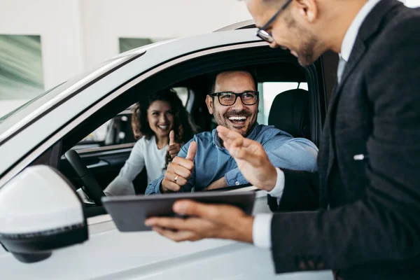 Couple Âge Moyen Choisir Acheter Une Voiture Showroom Voiture Vendeur — Photo