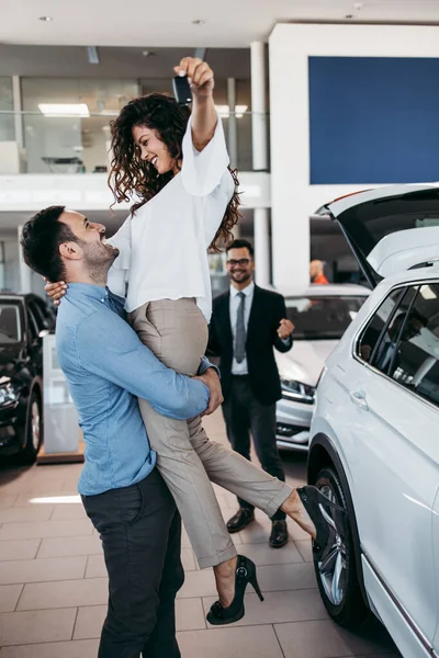 Casal Meia Idade Escolher Comprar Carro Showroom Carro Vendedor Carro — Fotografia de Stock