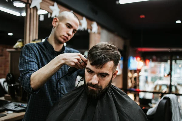 Bello Giovane Uomo Adulto Ottenere Capelli Barba Styling Trattamento Medicazione — Foto Stock