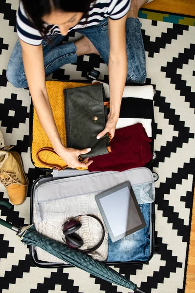 Young Woman Tourist Packing Her Winter Autumn Warm Stuff Big — Stock Photo, Image