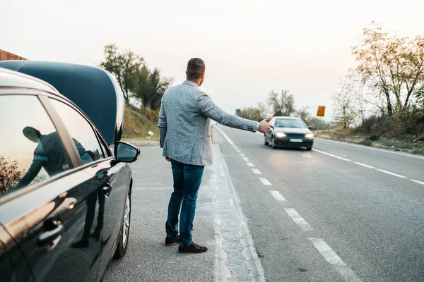 Ανάλυση Έκδοσης Αυτοκινήτου Βλάβη Κινητήρα Κομψό Μεσήλικας Άνδρας Περιμένει Για — Φωτογραφία Αρχείου