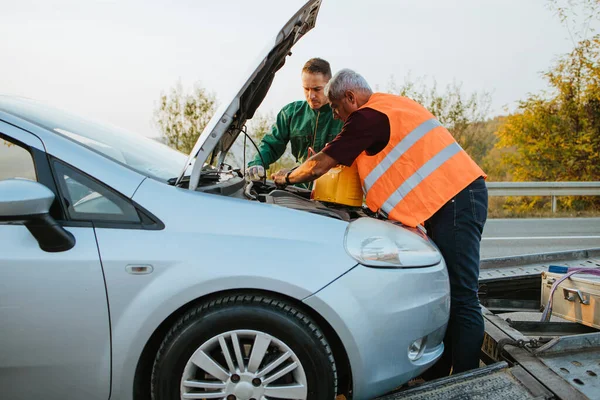 Två Vägassistenter Bogsering Service Försöker Starta Bilen Motor Med Hopp — Stockfoto