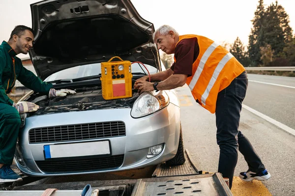 Dos Trabajadores Asistentes Carretera Servicio Remolque Tratando Arrancar Motor Del — Foto de Stock