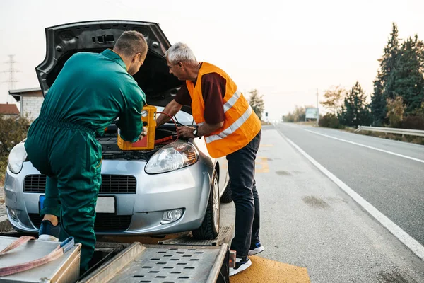 Två Vägassistenter Bogsering Service Försöker Starta Bilen Motor Med Hopp — Stockfoto