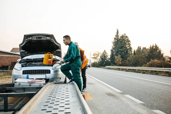 Dos Trabajadores Asistentes Carretera Servicio Remolque Tratando Arrancar Motor Del — Foto de Stock