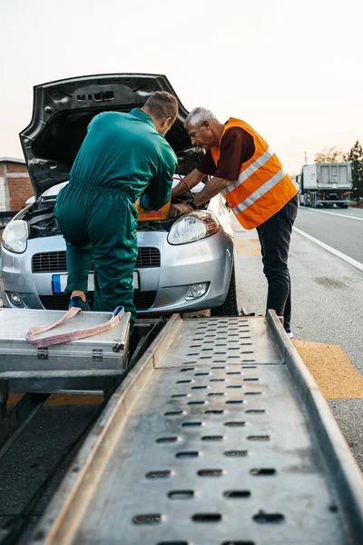 Deux Travailleurs Auxiliaires Route Service Remorquage Essayant Démarrer Moteur Voiture — Photo