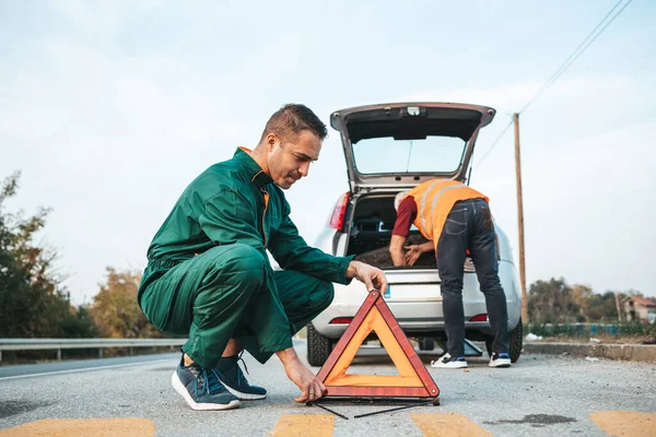Két Segédmunkás Vontatószolgálattól Próbálja Megjavítani Autómotort Egyik Munkás Előtérben Biztonsági — Stock Fotó