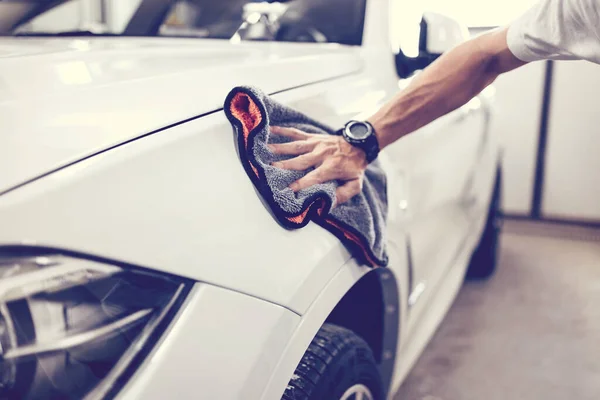 Homem Limpando Carro Com Pano Microfibra Carro Detalhando Valeting Conceito — Fotografia de Stock