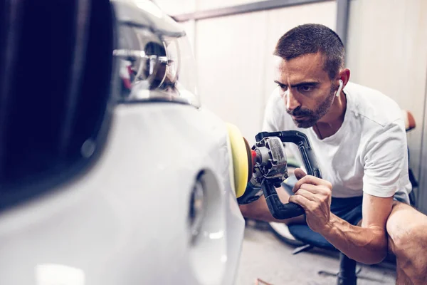 Detalhes Carro Mãos Com Polidor Orbital Oficina Reparação Automóvel Foco — Fotografia de Stock